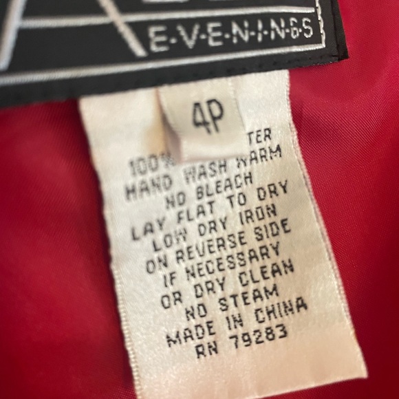 Red evening gown - Picture 6 of 6